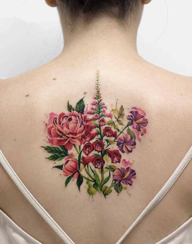 女性背部纹身图案