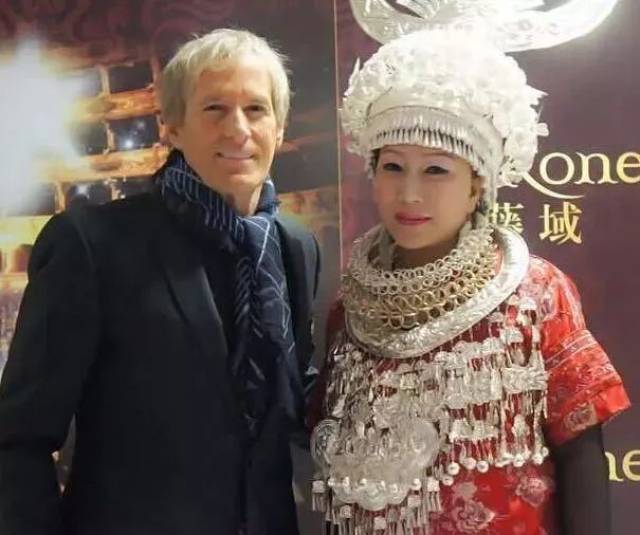 阿依果唱诉乡愁《故乡的小河》