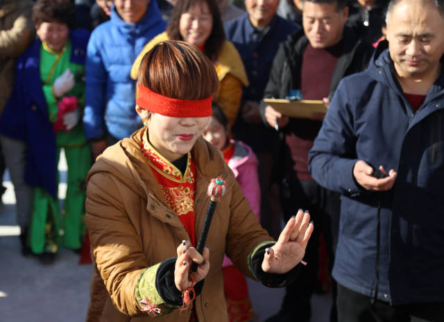 1月25日,村民参加"盲人"敲锣比赛.