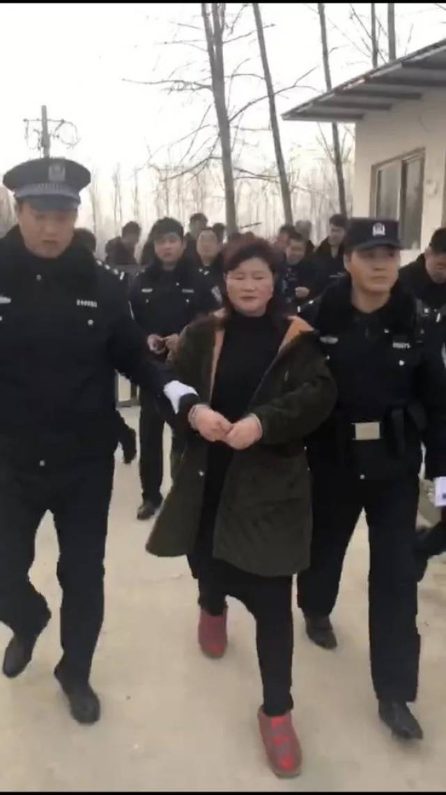 凌晨6点,直击阜城抓老赖!豪宅,街道,被窝."治赖"画面太刺激!附视频!