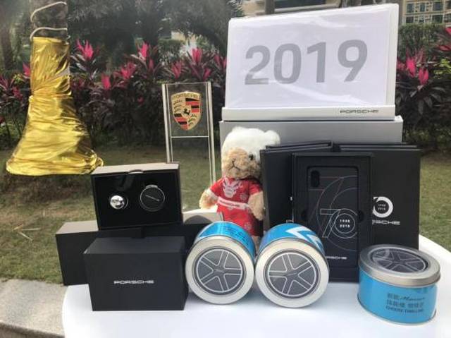 卡瑞斯助力全新保时捷亮相高档商圈
