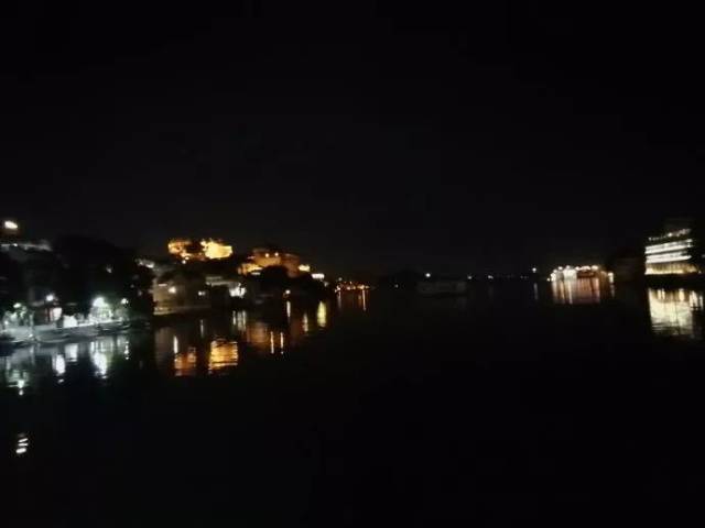 晚上,河边的景色像中国江边城市,河边有夜宵,我吃了碗在印度最好吃