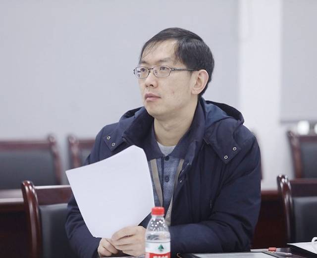 西湖大学工学院特聘研究员张岳在2019年博士研究生招生面试现场.