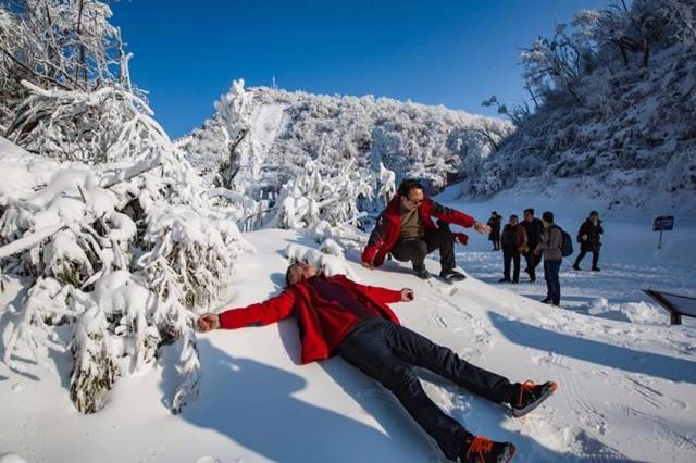 位于海拔2000多米的九皇山滑雪场 如一条银白色的缎带镶嵌在天地之间