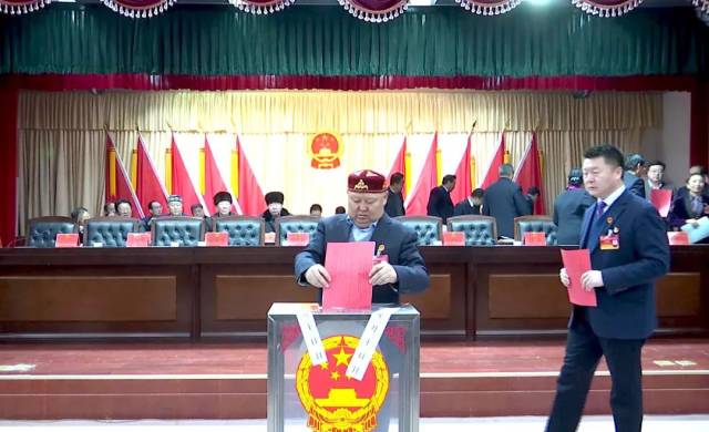 同志当选为阿克塞哈萨克族自治县第十八届人民代表大会常务委员会主任