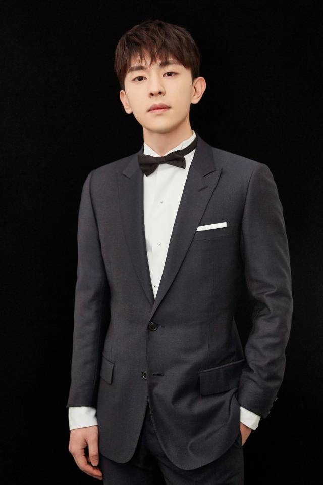 之前工作室祭出大招 直接放了老板邓伦的半裸沐浴照 还配文:光溜溜鸦