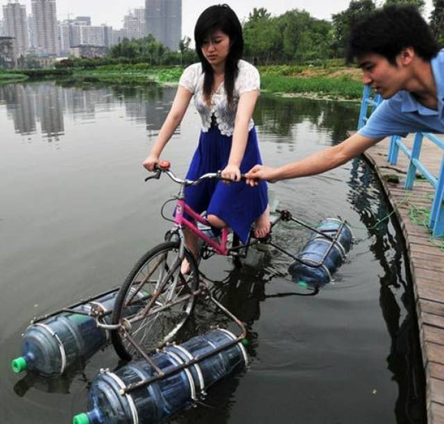 单车可在水面上行走?国外牛人自制水上自行车,竟被国内轻松秒杀