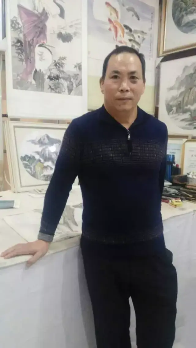 画家陈金冕挥洒自如画水镂冰