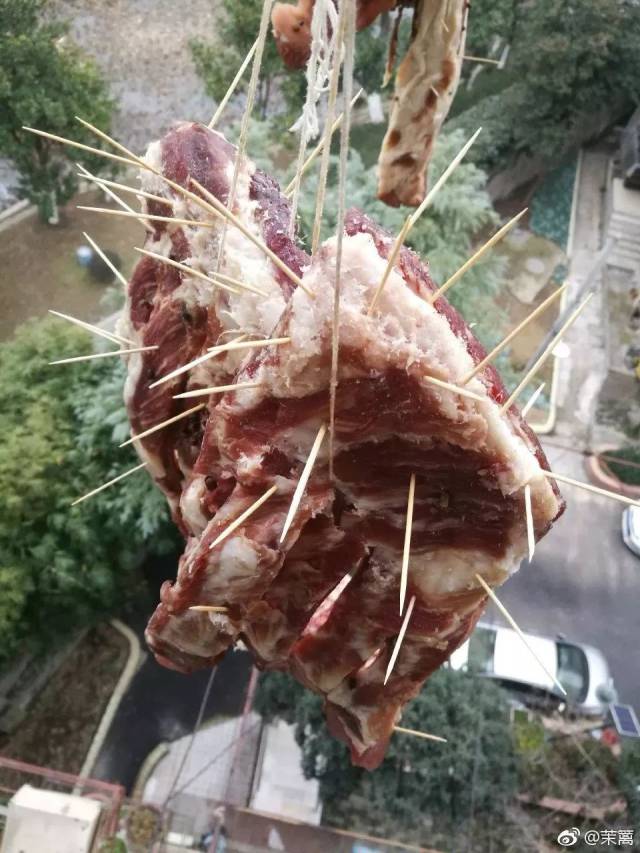 "大户人家"阳台晒香肠腊肉,网友担心的事情果然发生了