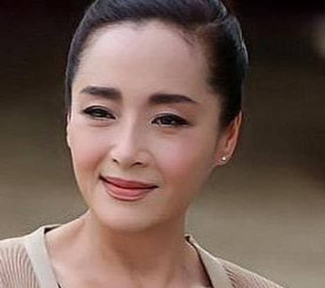 她是香港著名女演员,61岁仍然单身,对女儿的性向选择坦然以对