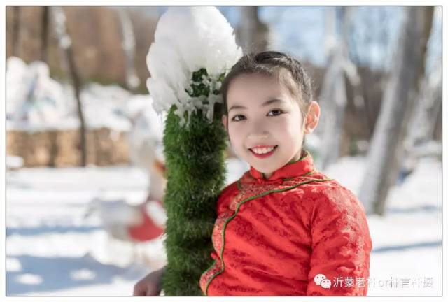 翟家小妮贺岁片 在沂水萤火虫水洞雪地里撒个欢 这红色小袄也是让人醉