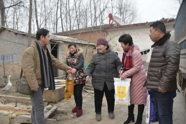 经理王胜利等一行人赴息县路口乡弯柳树村捐赠慰问金以及探望贫困老人