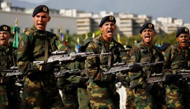 马杜罗宣布举行大型军演 以示军方无敌