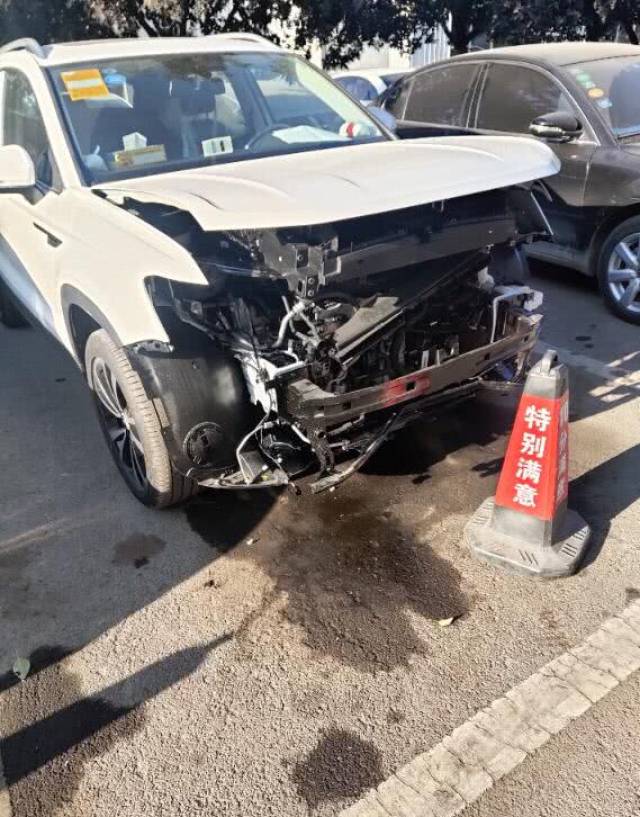 偶遇大众途岳事故车,网友:这防撞梁,有总比没有强!