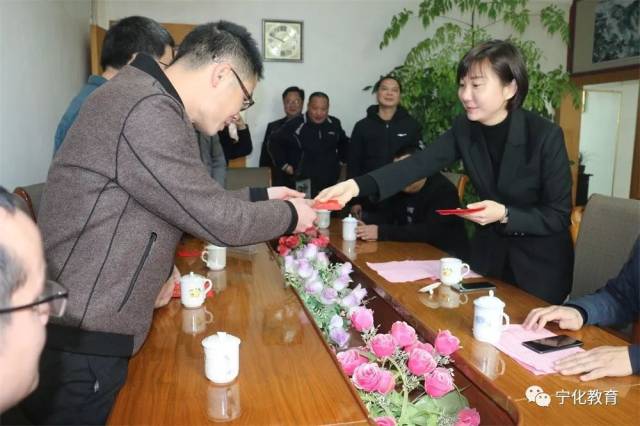 1月25日上午,春节来临之际,宁化县人民政府副县长周颖带领县教育局