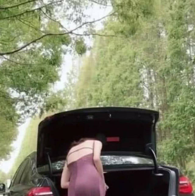 抖音"蝴蝶女神"议论纷纷,弯腰的那一瞬间,网友:此车你