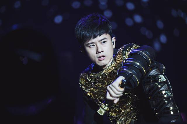 张杰为什么去哪都带着他的话筒蓝色妖姬这话筒代表着什么吗