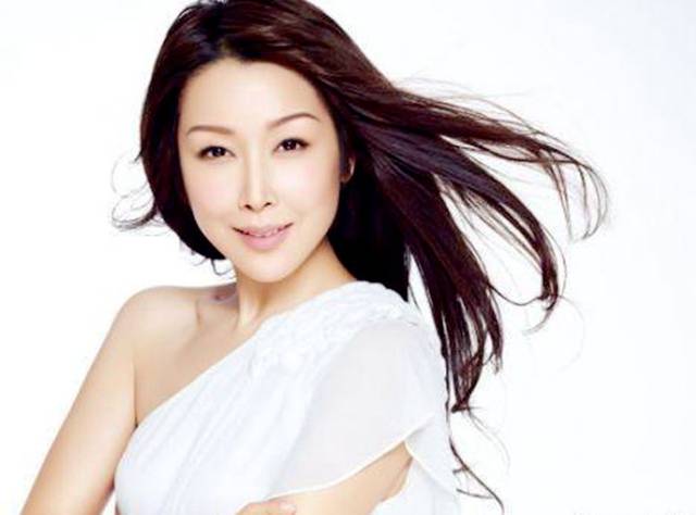 因抢那英一首歌而爆红,多次登上春晚,现今她却