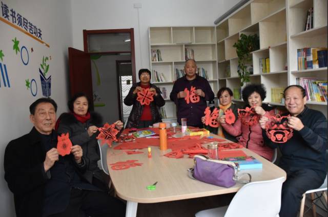 【乐活育才】人和街道育才社区"巧手剪窗花,欢乐迎新年"手工剪纸活动