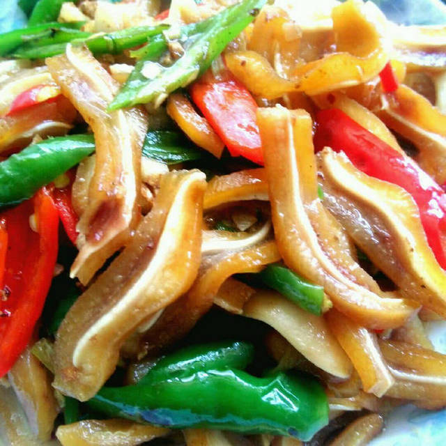 猪头肉是下酒少不了的一道荤凉菜,猪头肉加点蒜末,香菜,葱丝,香油
