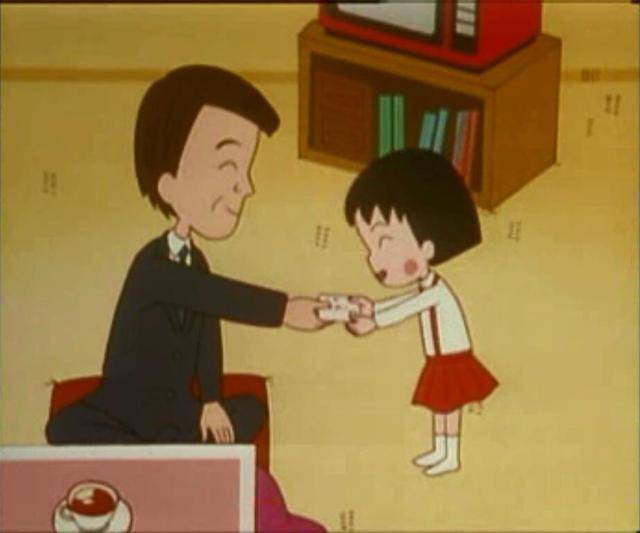 小丸子的妈妈给小丸子剪头发,结果不小心剪得太短了,小丸子向妈妈发