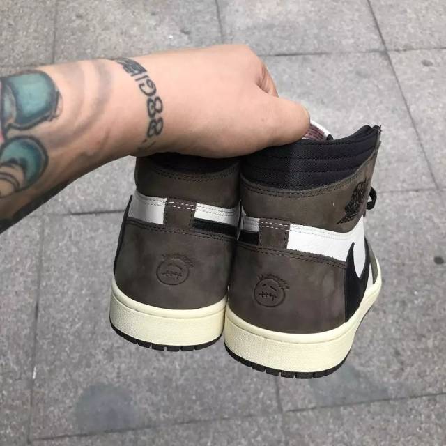 travis鬼脸图片,travisscott鬼脸图片 "cactus jack" 厂牌 logo,在圆润的后跟位置同样带有 travis 专属鬼脸