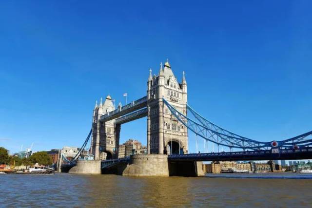 素有"伦敦正门"之称的伦敦塔桥(tower bridge),完工于1894年,具有