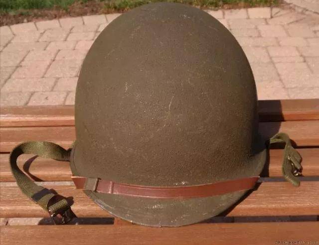 不扣钢盔松紧带的美国大兵 为啥不说二战时日本的钢盔?