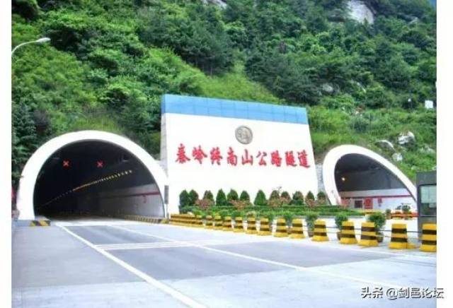 秦岭终南山公路隧道:18.02千米