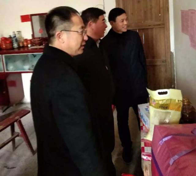 市中级人民法院党组书记,院长张雪群在三板桥乡镇背村