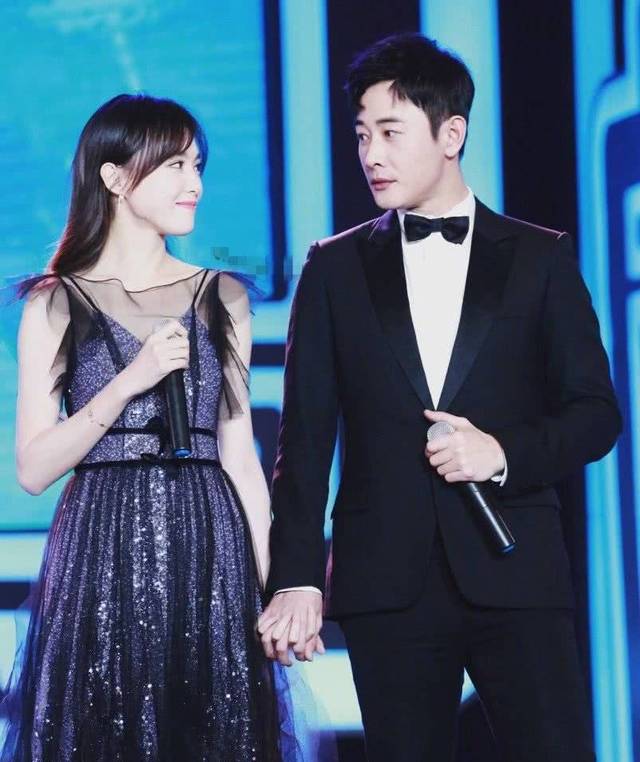 上个楼梯,罗晋都会贴心地扶着老婆,还引发了大家对唐嫣怀孕的猜测
