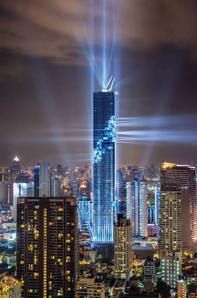 曼谷高楼灯光秀| 像素化艺术与破碎之美