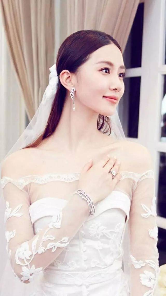 刘诗诗逛庙会,孕后首次露面,胖到认不出来,超怀