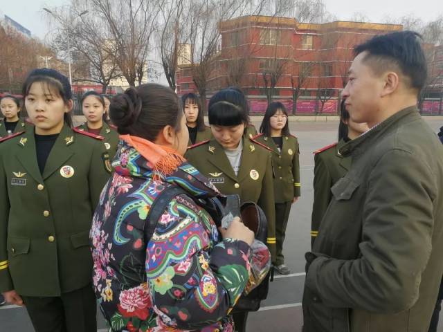 太谷这所学校的校服火了!学生:看校服就知道有多严.