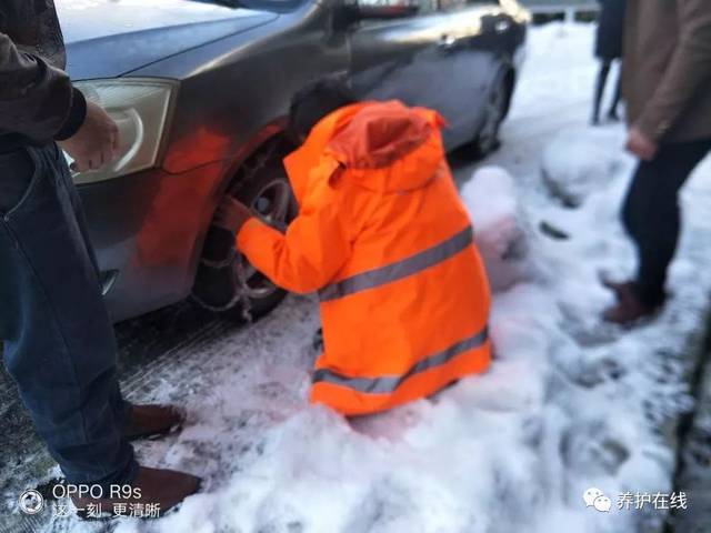 破冰除雪保畅通 雪虐风饕战载途