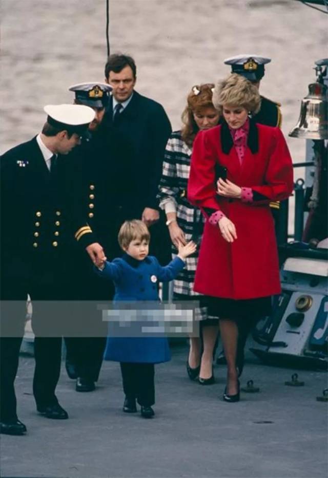 34年前,戴安娜与儿子参观游艇,威廉伸出小手执意要牵妈妈好可爱