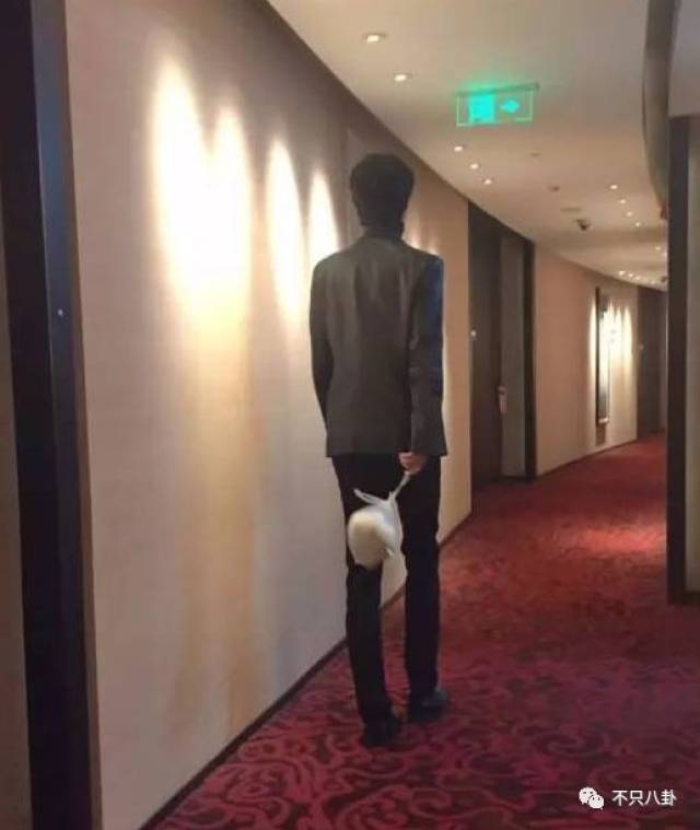不励志的遛弯张超拎着一袋走廊在馒头背景知道呢微信彭于晏的以为图片墙酒店图片
