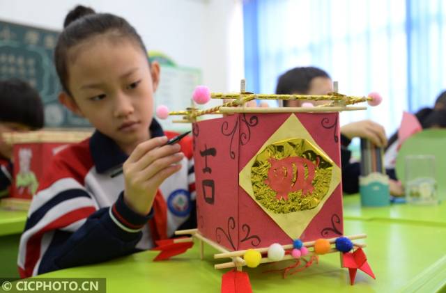 1月28日,河北省邯郸市赵王小学的学生在制作灯笼.