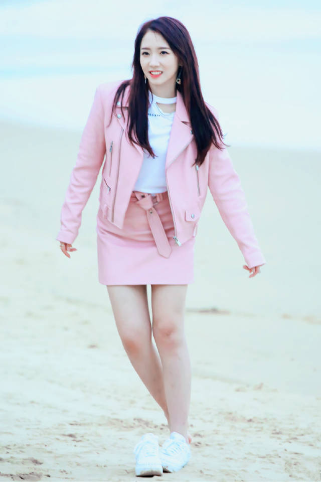 被孟美岐的少女感折服一身粉嫩短裙甜如初恋光脚出镜可爱爆棚