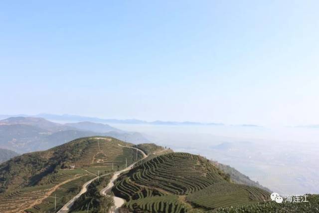 连江再添景致!炉峰山顶这座红色丰碑望漫山碧透