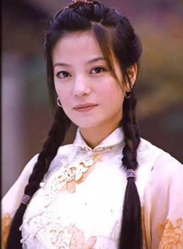 电视剧京华烟云中的赵薇,赵薇年轻的时候也是挺漂亮的,一双大大的眼睛