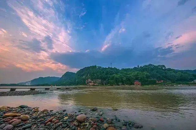 因其独特的地理位置和风景,夹江还与乐山大佛,峨眉山形成了环线旅游