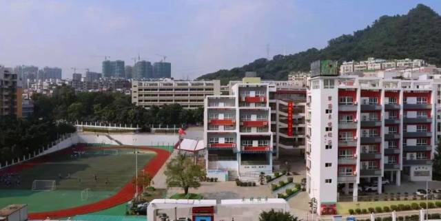 学校简介:翠园中学初中部创办于1984年9月,初名为"深圳市第八中学"