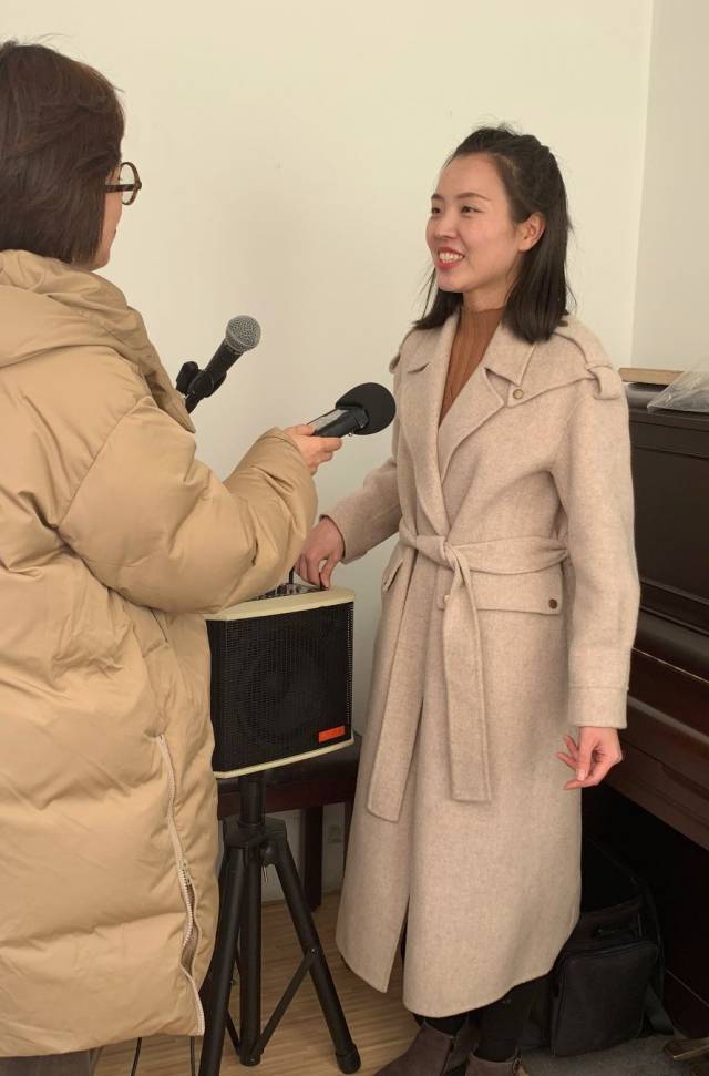 记者郭玥在采访焦海蕾