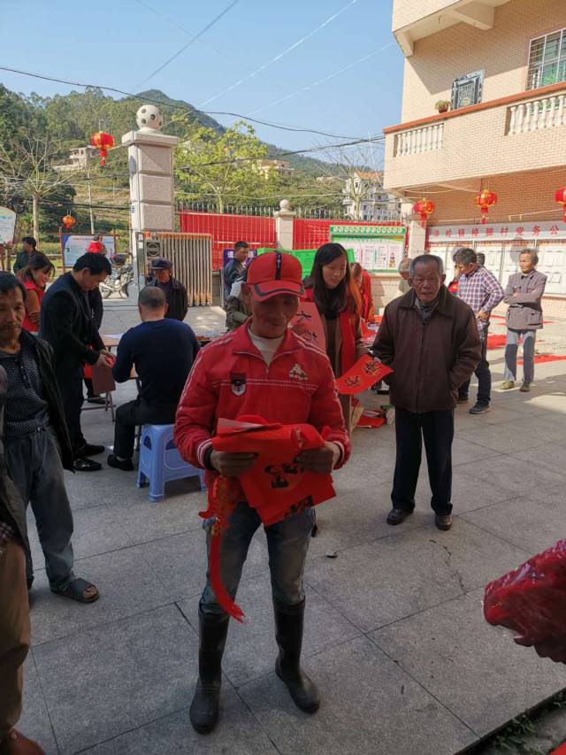 来自惠安县广电局的退休老干部林良坤老同志为秀溪全村免费写新春对联