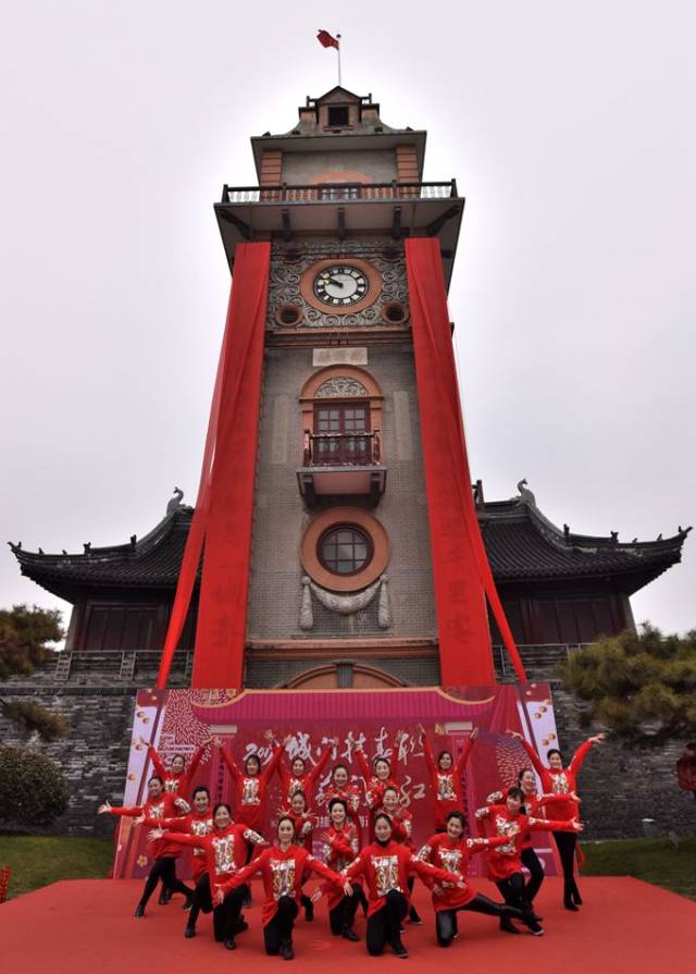 南通百年地标迎来"新年红",12米巨联到底写了哪两句话