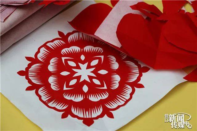 捏面人,剪窗花,编中国结……娃娃们玩转"年俗文化大集