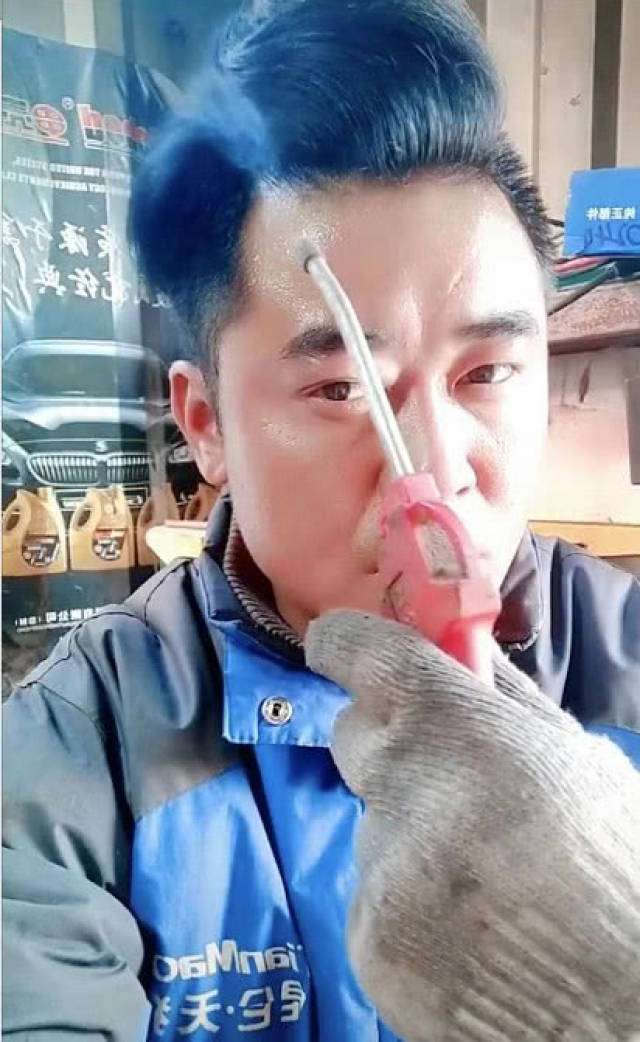 原创抖音修车小哥走红!短短十秒竟化身型男?网友:不做发型师可惜了