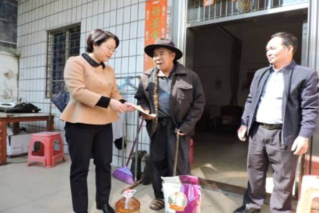 市统计局党组书记,局长郑伟珍春节前夕到精准扶贫对口