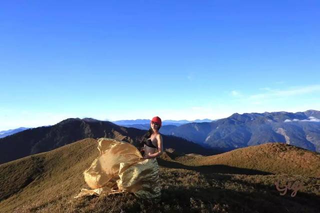 4年穿97套比基尼登山,中国网红山顶大秀身材,这次却因